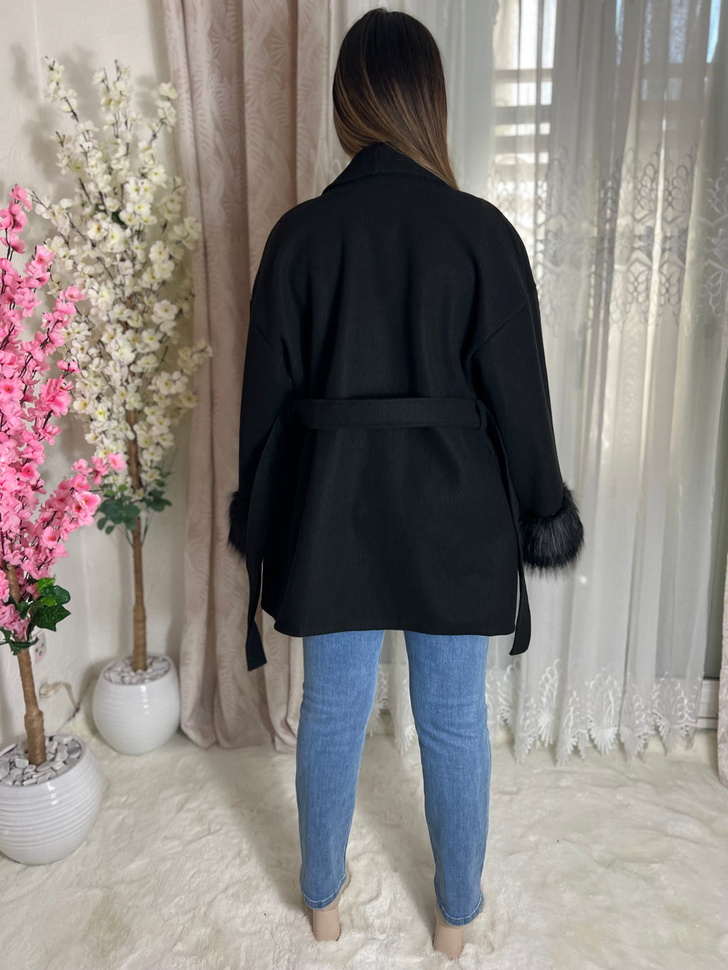 Manteau mi-court à manches en fourrures et poches Noir