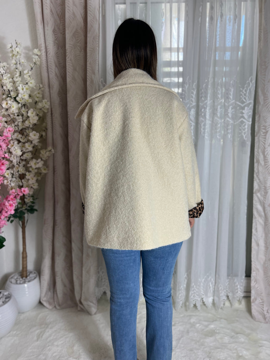 Veste crème à manches longues avec doublure léopard