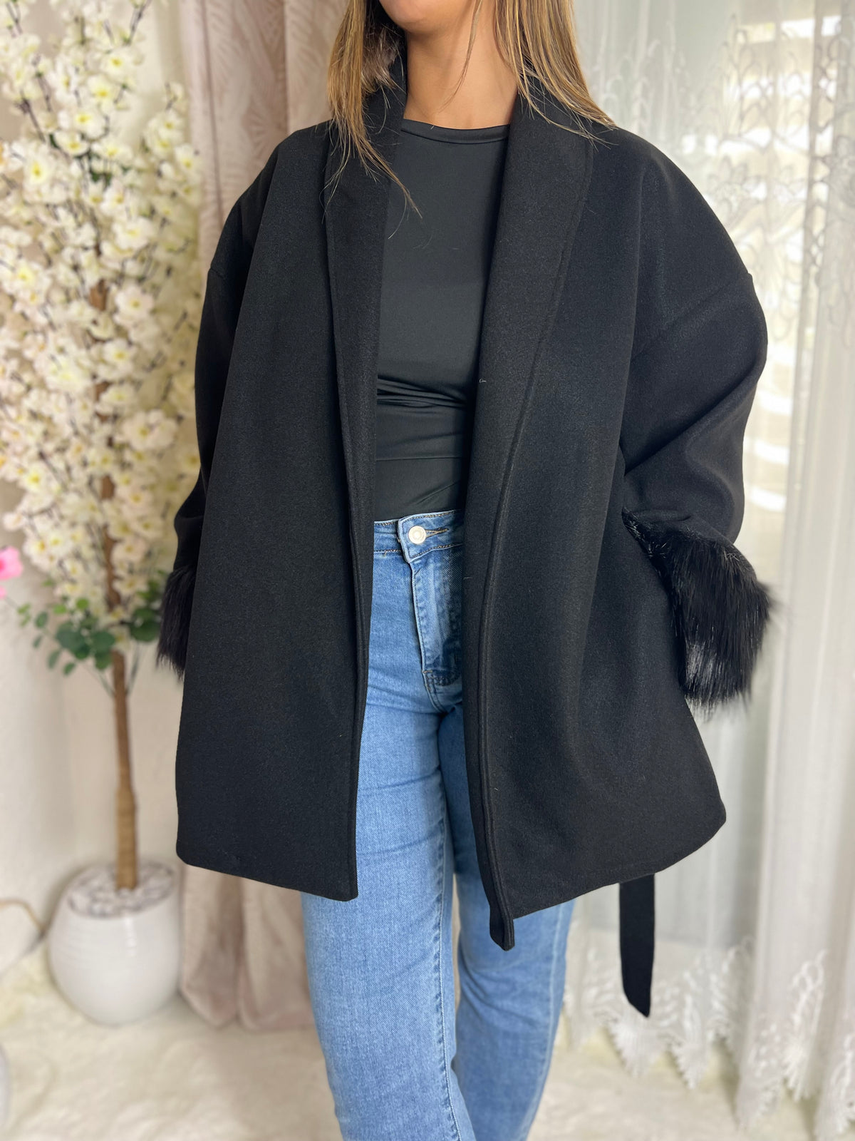 Veste avec manches en fourrures et avec poches Noir
