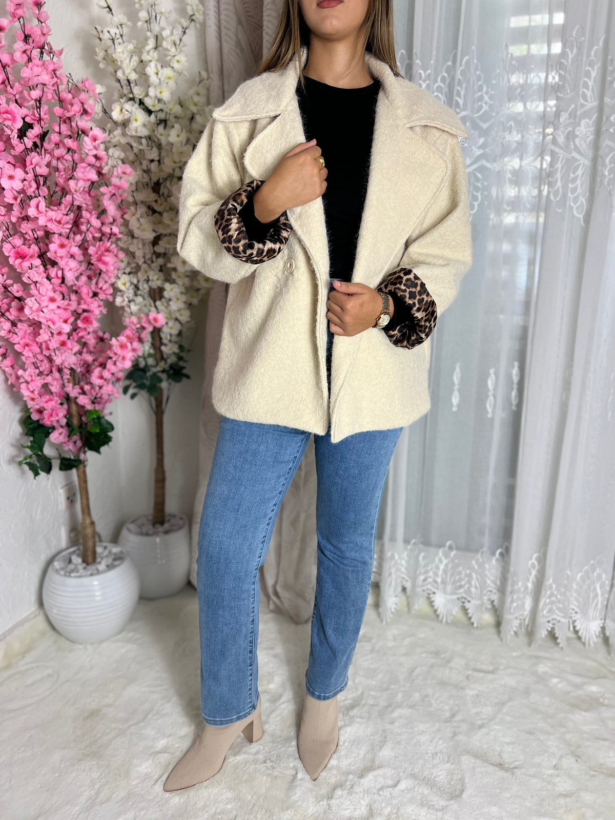 Veste crème à manches longues avec doublure léopard