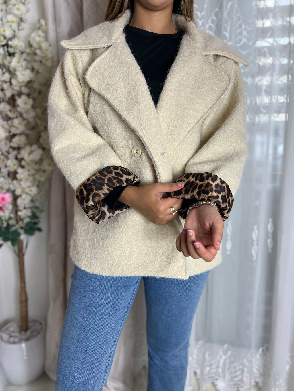 Veste crème à manches longues avec doublure léopard