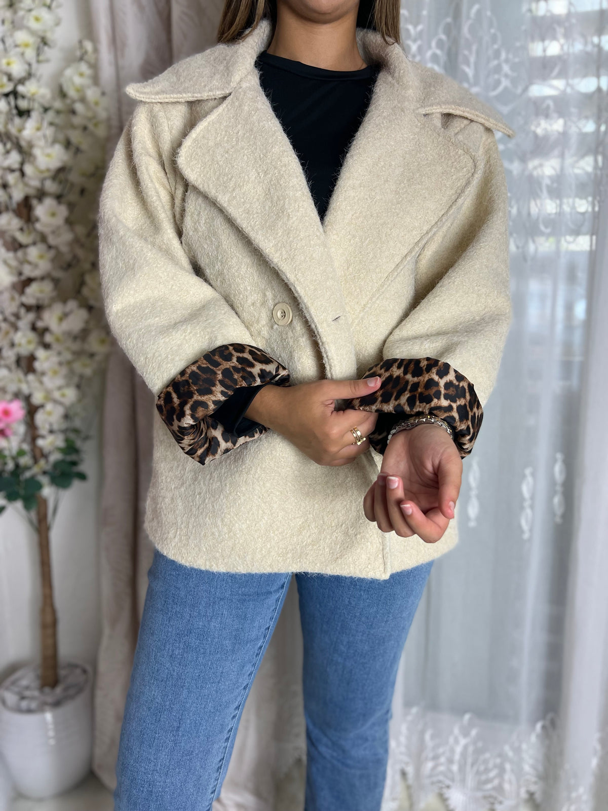 Veste crème à manches longues avec doublure léopard
