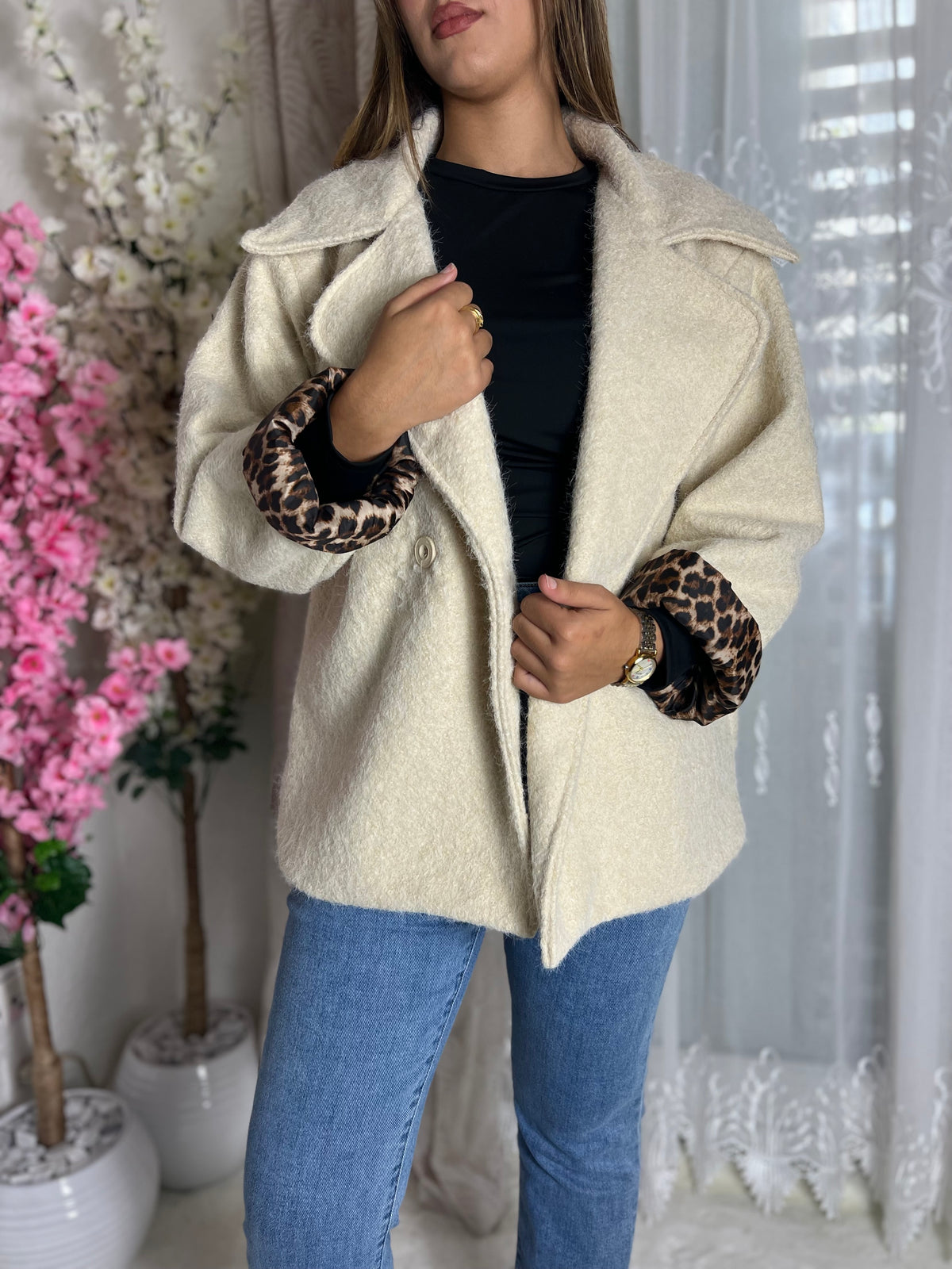 Veste crème à manches longues avec doublure léopard