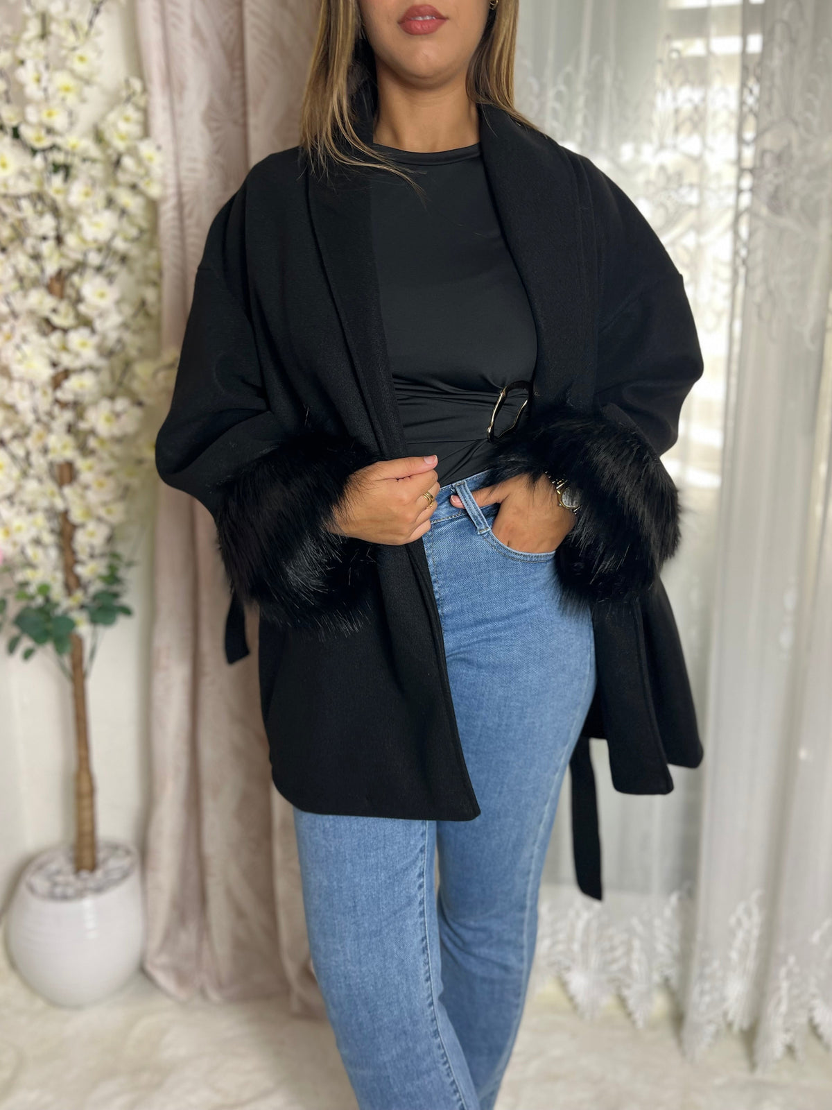 Veste avec manches en fourrures et avec poches Noir