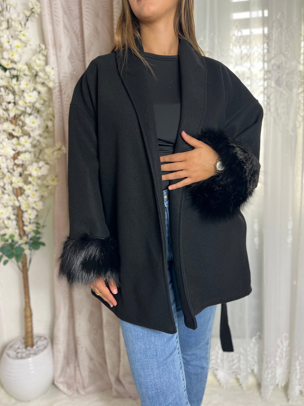 Manteau mi-court à manches en fourrures et poches Noir
