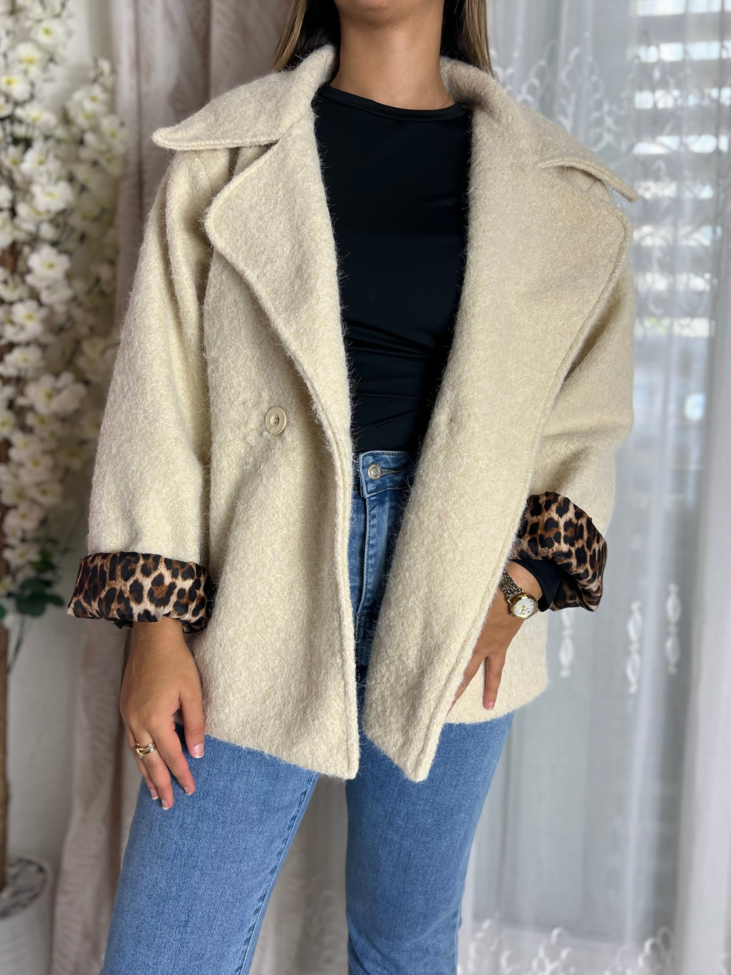 Veste crème à manches longues avec doublure léopard