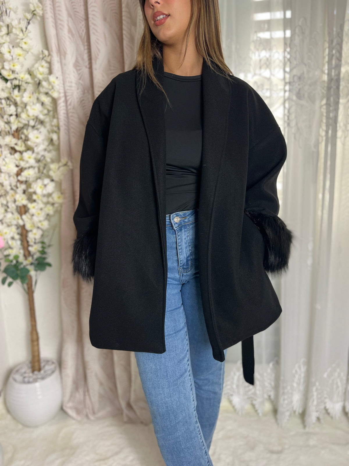 Manteau mi-court à manches en fourrures et poches Noir
