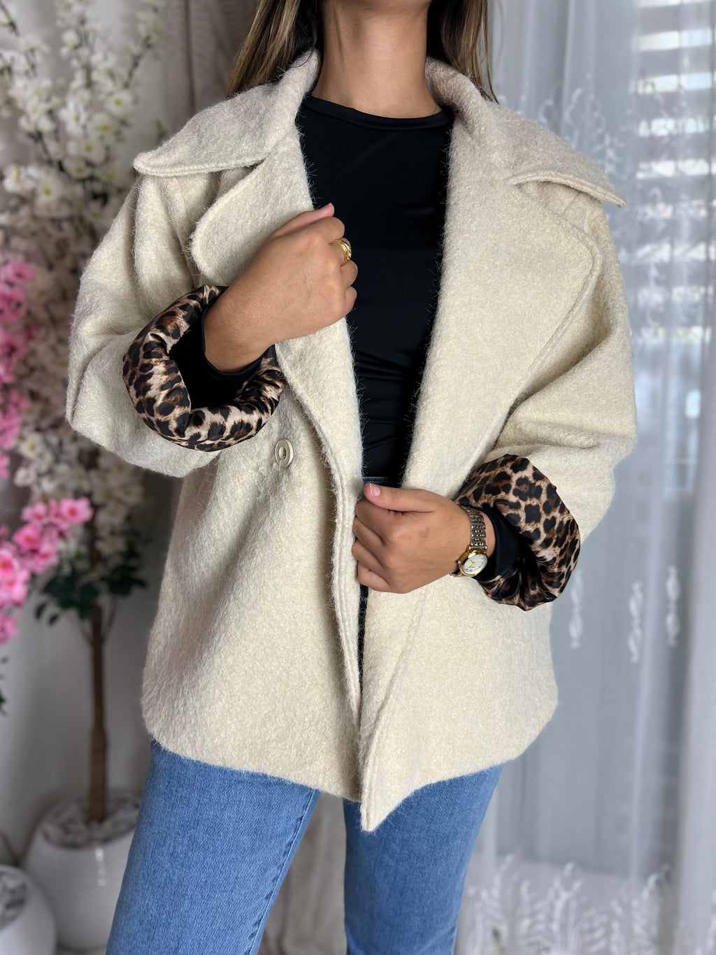 Veste crème à manches longues avec doublure léopard