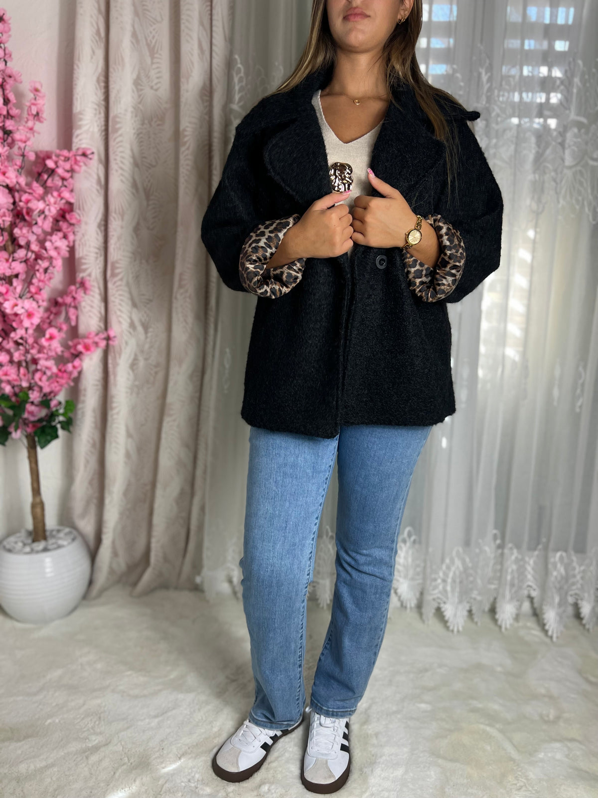 Veste noir à manches longues et doublure intérieur léopard