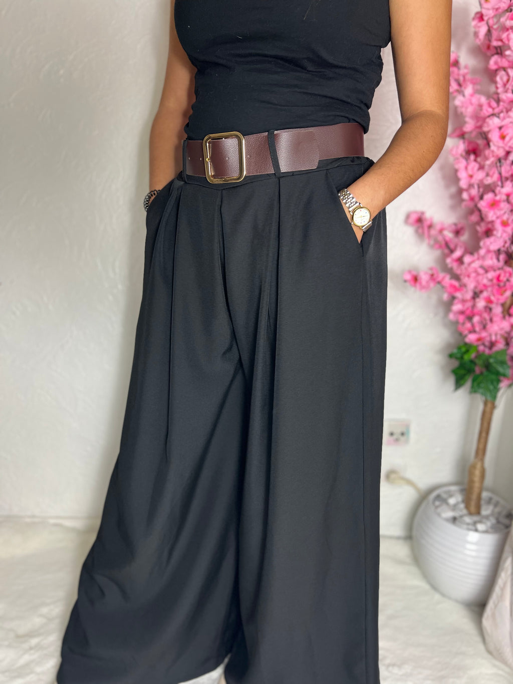 Pantalon coupe droite évasée avec poche et ceinture