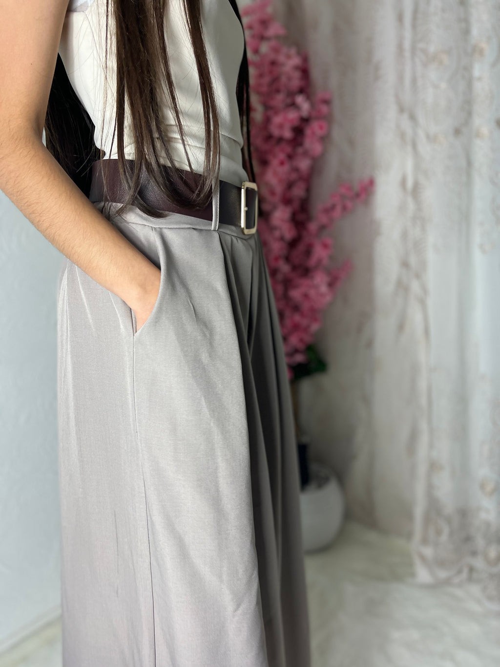 Pantalon coupe droite évasée avec poche et ceinture