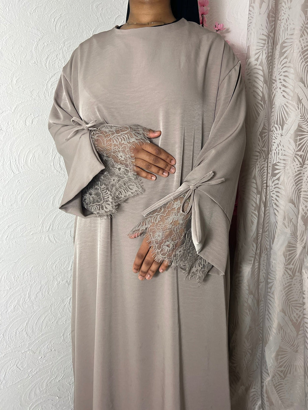 Robe longue avec manches doublée en dentelles