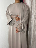 Robe longue avec manches doublée en dentelles