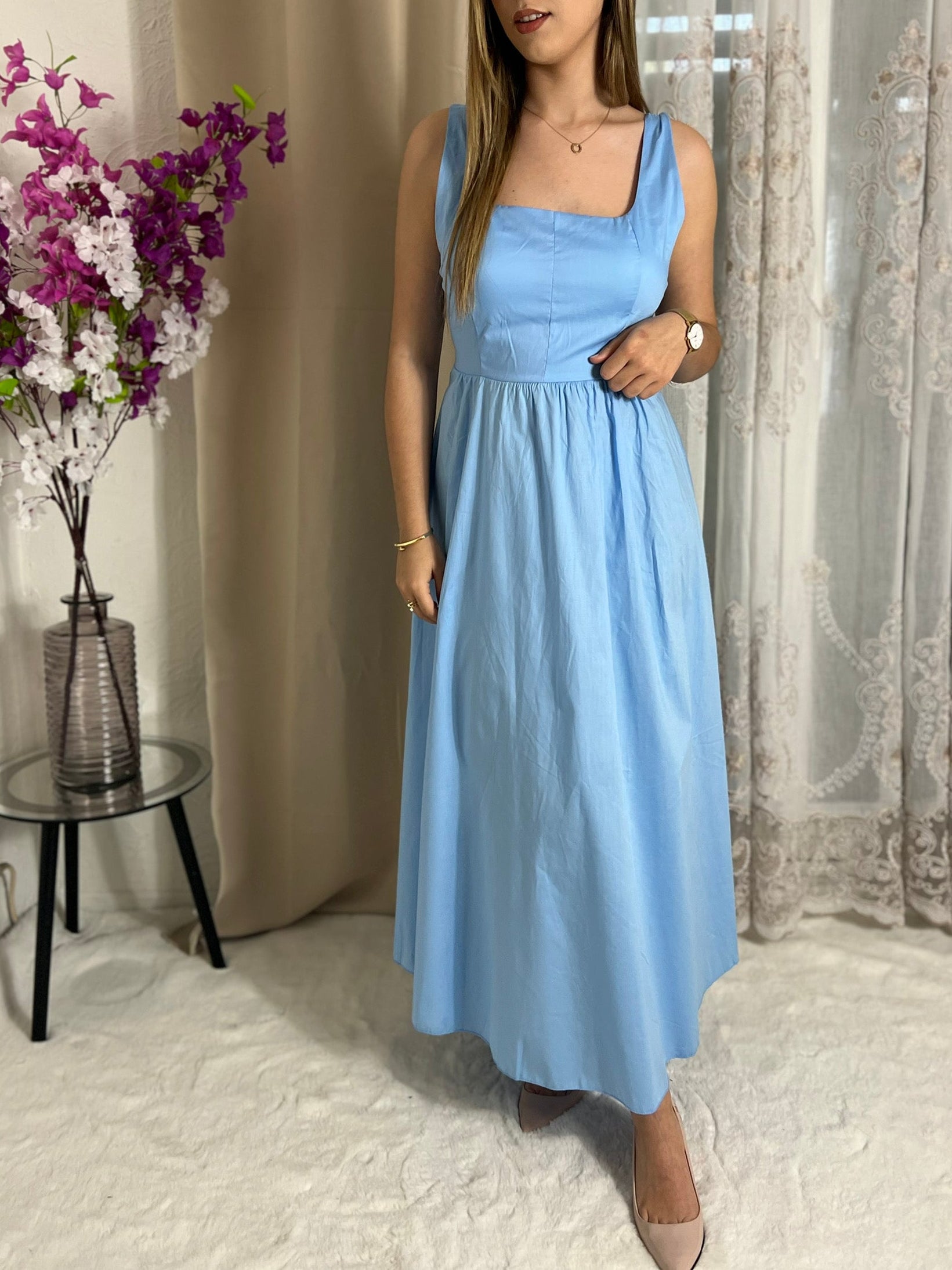 Robe longue sans manches col carré