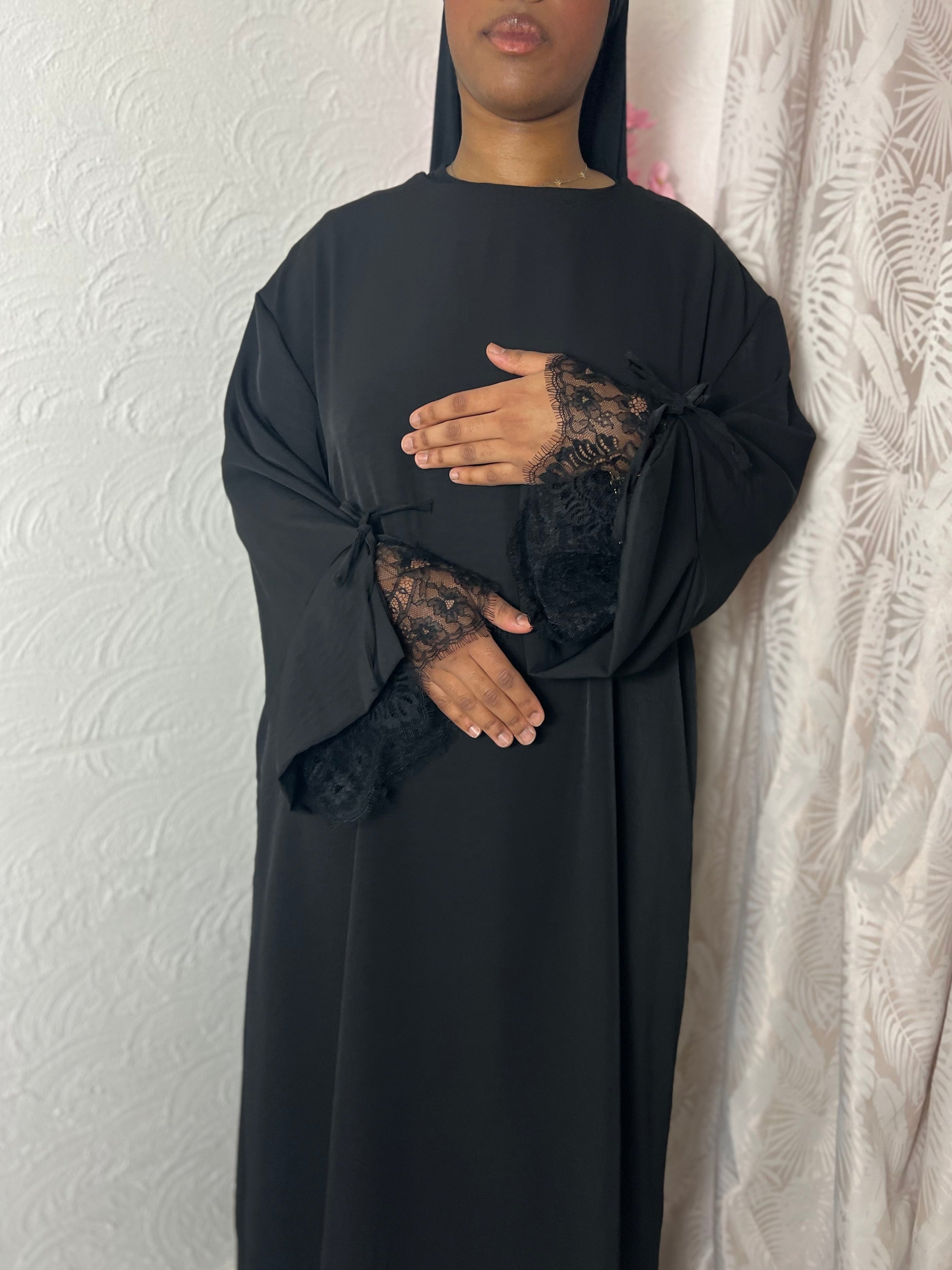 Robe longue avec manches doublée en dentelles