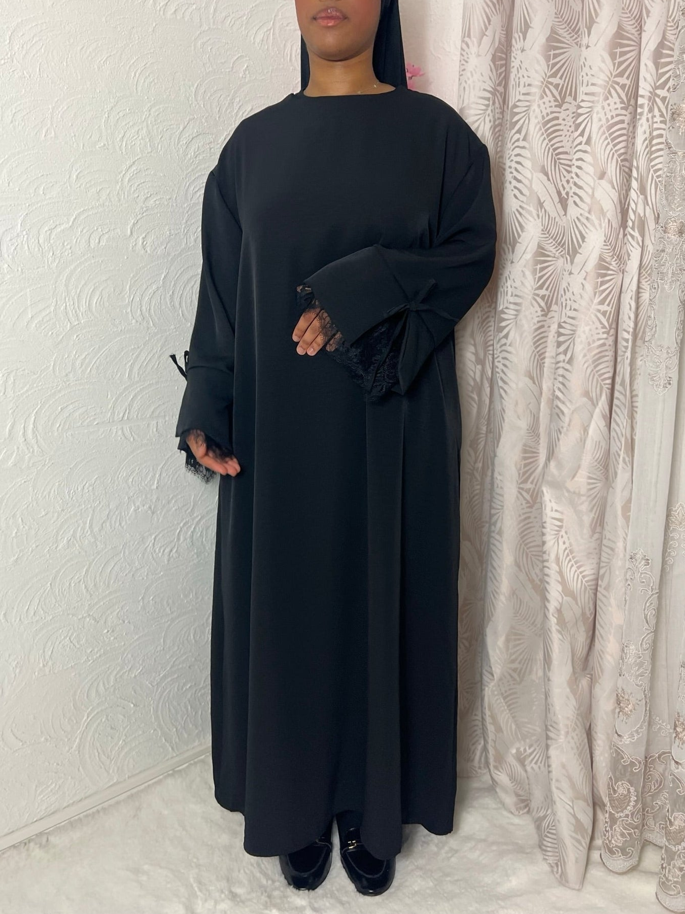 Robe longue avec manches doublée en dentelles