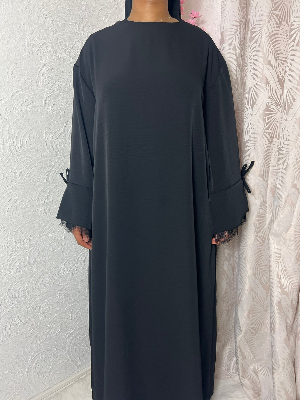 Robe longue avec manches doublée en dentelles