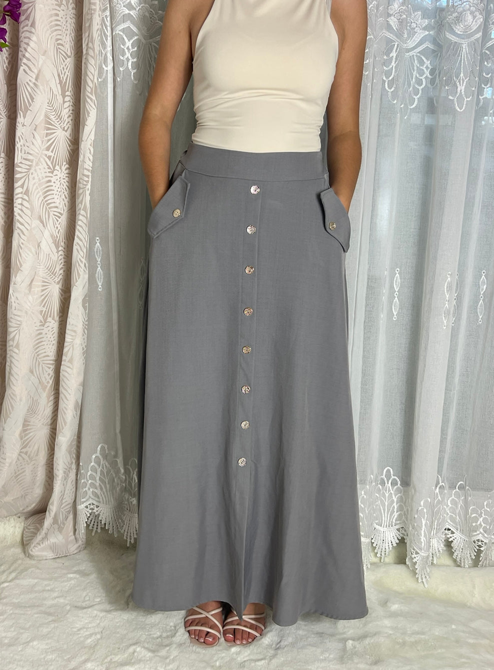 Jupe longue à poches et boutons dorés – Gris