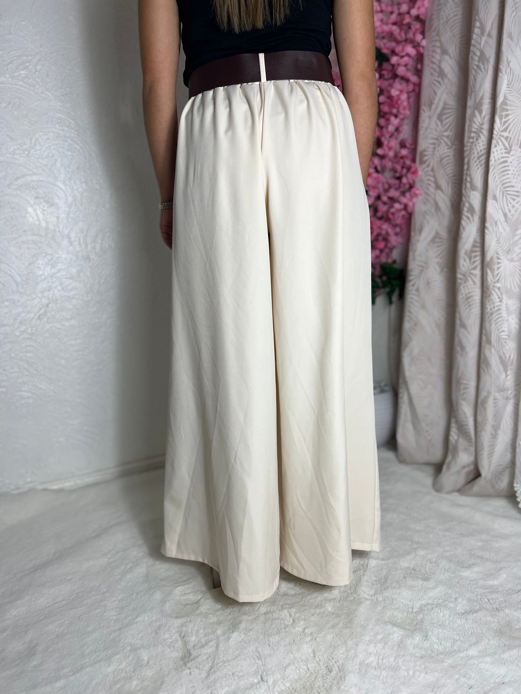Pantalon coupe droite évasée avec poche et ceinture