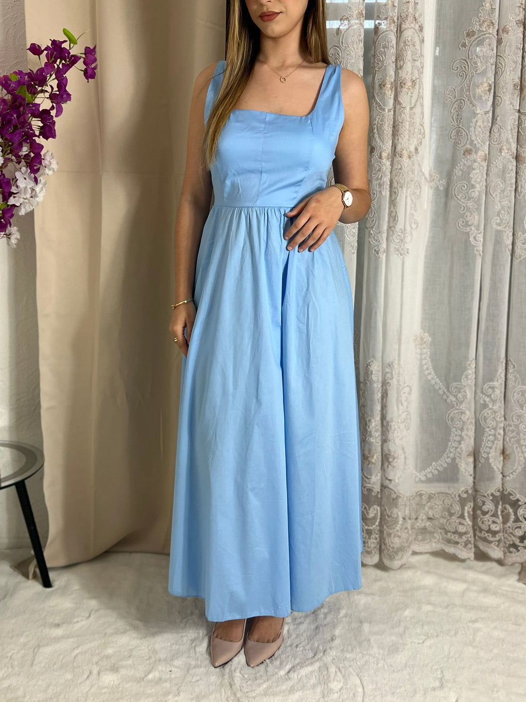 Robe longue sans manches col carré